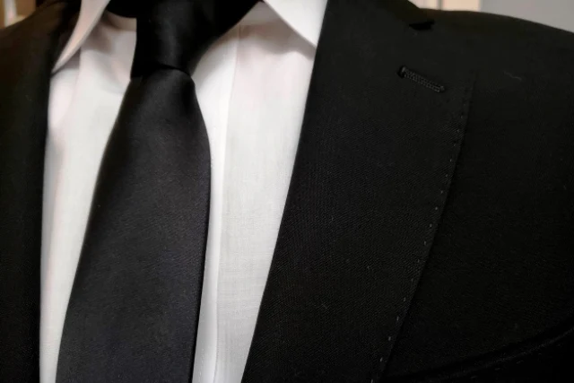 お別れ会における男性の服装マナー