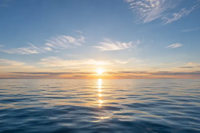 明るく穏やかな海